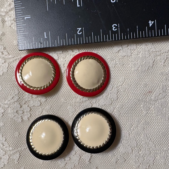 Vintage Red and Black Button Clip On Earrings Gold Toned - Picture 3 of 4